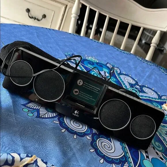 Logitech unit plus remote plus power plus bag to carry it in - Picture 3 of 9